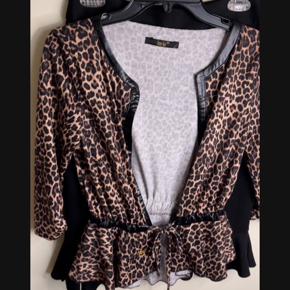 Chic Leopard Print Blouse with Black Trim - Picture 4 of 8